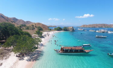 pink beach komodo