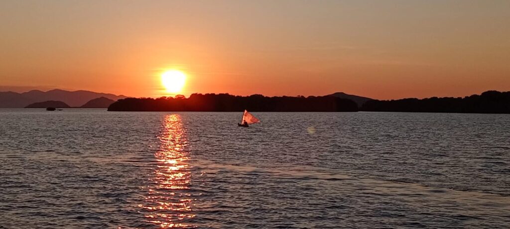 sunset komodo