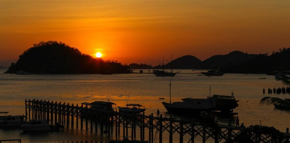sunset komodo tour